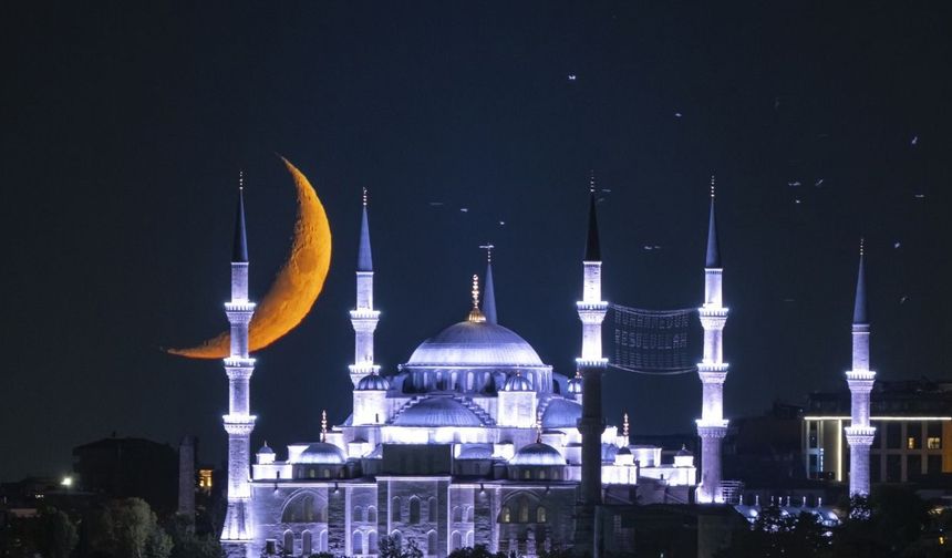 İstanbul'da hilal, Sultanahmet Camisi ile birlikte görüntülendi