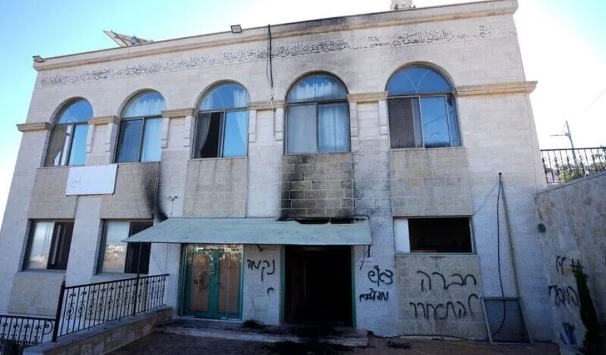 Siyonist İsrailliler, Batı Şeria'da bir cami ile iki evi kundakladı
