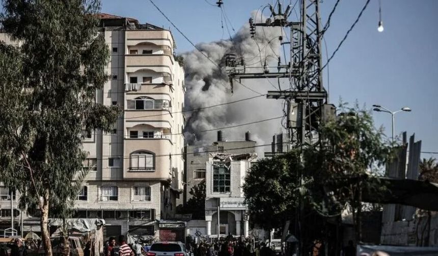 İsrail saldırısında öldüğü sanılan Gazzeli genç bir yıl sonra ailesine kavuştu
