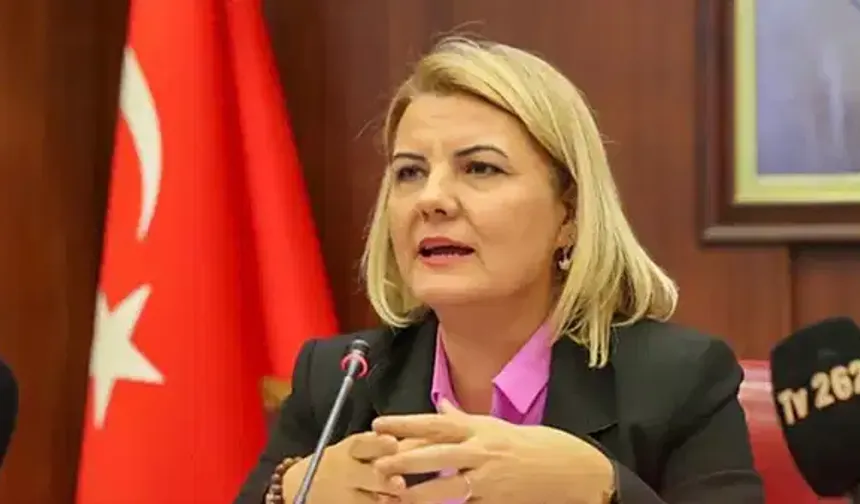 İzmit Belediye Başkanı Fatma Kaplan Hürriyet görevinden uzaklaştırıldı