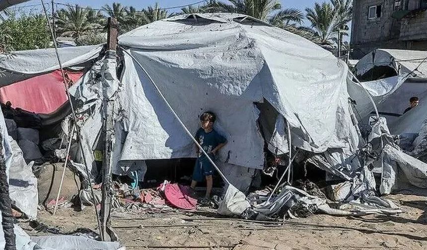 İsrail'in Gazze'de yerinden edilenlerin çadırlarına düzenlediği saldırılarda yaralananlar oldu