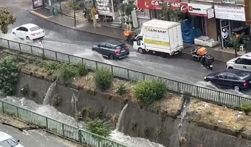İstanbul'da beklenen yağış hayatı olumsuz etkiledi: Yollar göle döndü
