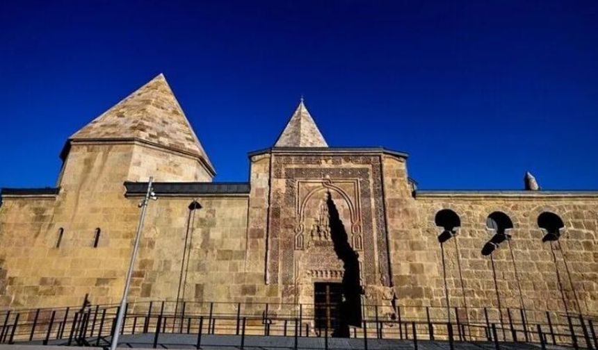 Motif motif işlenen taşlarda gölgeler yüzyıllardır kıyama duruyor