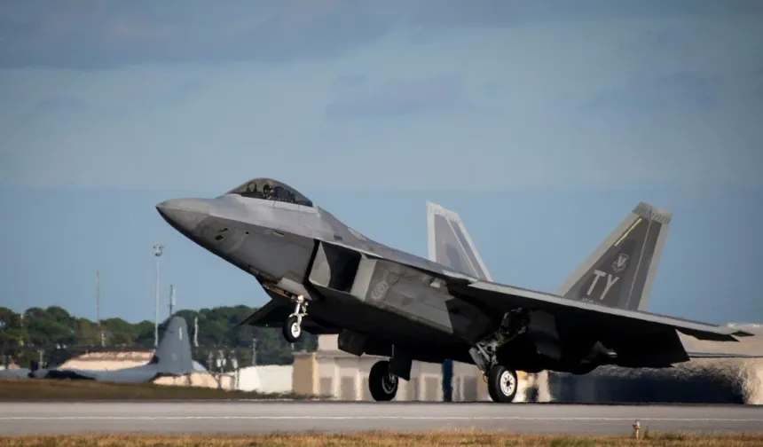 ABD'ye ait F-22 hayalet savaş uçakları İsrail'den ayrıldı