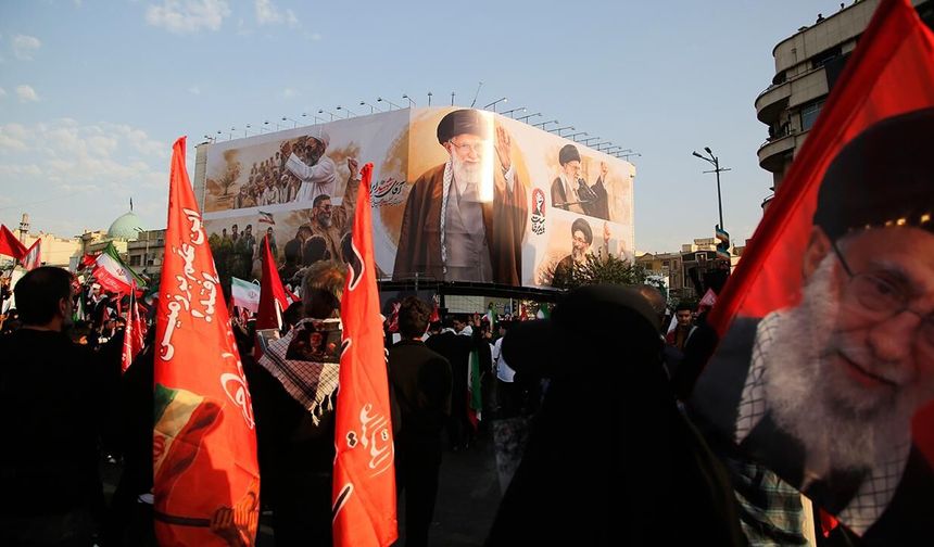 İran'ın eski lideri Hamaney için Tahran caddelerinde veda töreni düzenlendi