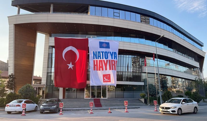 Saadet Partisi’nden "NATO’ya hayır" pankartı