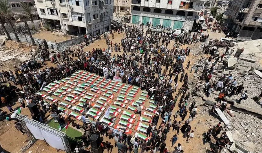 İsrail'in Gazze'ye saldırısından 3 yıl sonra enkazdan çıkarılan 112 naaş için cenaze hazırlığı
