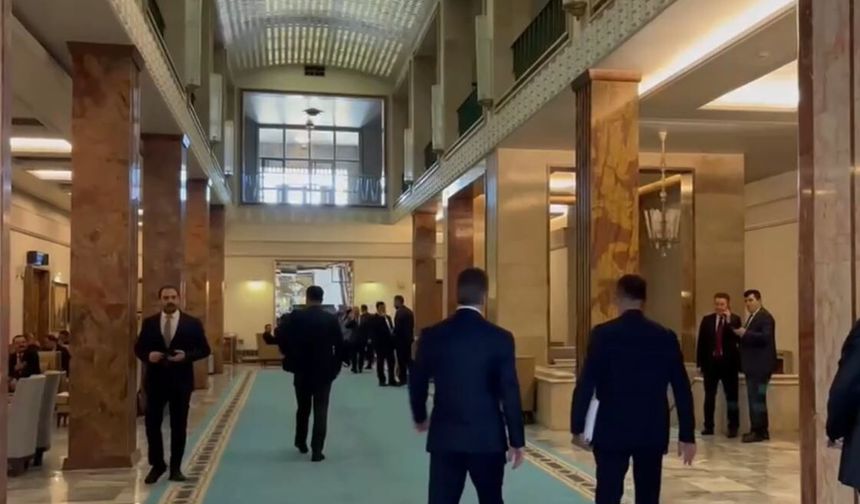 AK Parti'nin "çerçeve yasa"ya ilişkin kapalı grup toplantısı başladı