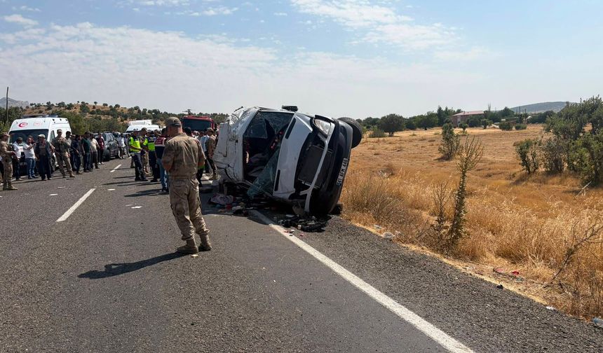 Diyarbakır'da minibüs devrildi: 5 ölü, 11 yaralı