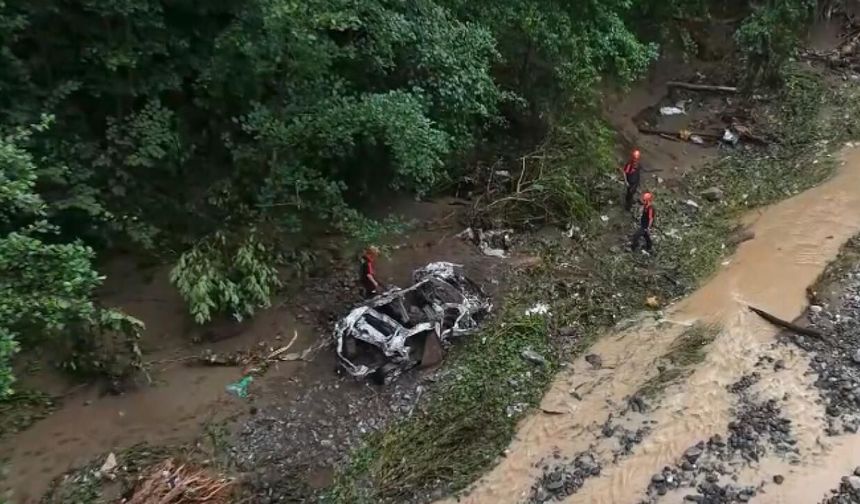 Giresun'da şiddetli yağış nedeniyle araç dereye uçtu: 2 kişi aranıyor