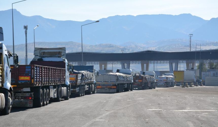 Habur'da tarihi yoğunluk: Bir günde 2 bin 454 tır çıkışı