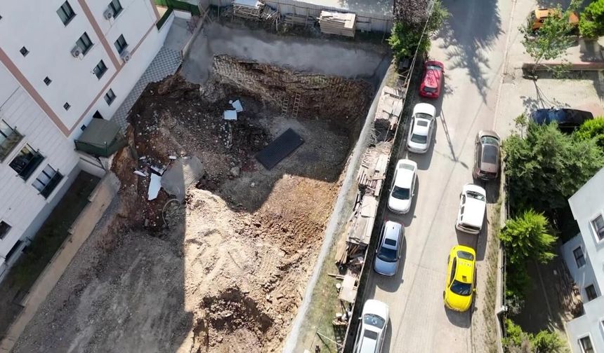 Çekmeköy'de istinat duvarı çöken inşaatın yanındaki 5 katlı bina boşaltıldı