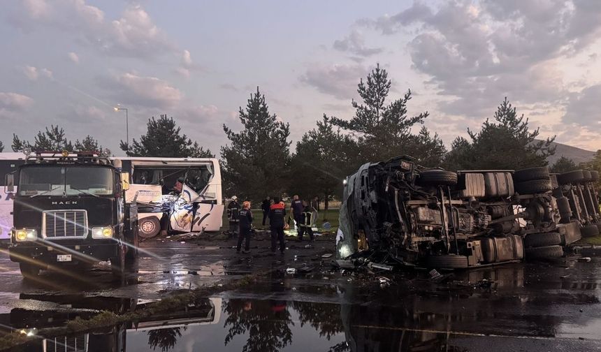 Kayseri'de yolcu otobüsü ile yakıt taşıyan tanker çarpıştı: 35 yaralı
