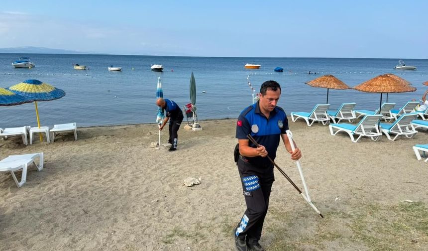 Sabitlenen şezlong ve şemsiyeler sahilden toplandı