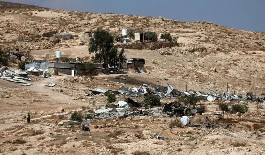 Siyonist İsrail ordusu Batı Şeria'nın güneyinde Filistinlilere ait 24'ten fazla evi yıktı