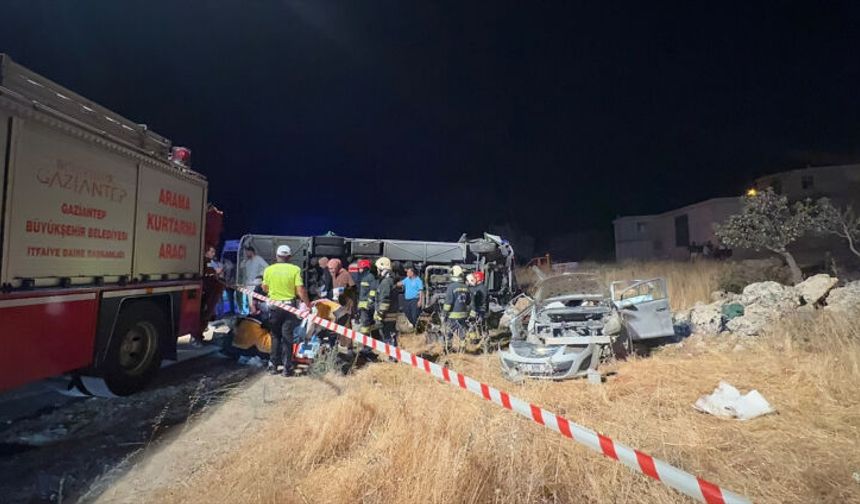 Gaziantep'te yolcu midibüsü ile otomobil çarpıştı: Ölü ve yaralılar var