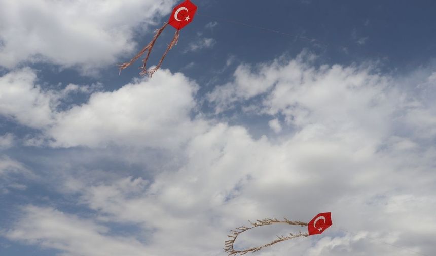 Ağrı'da Gazzeli çocuklar için uçurtmalar gökyüzüne bırakıldı