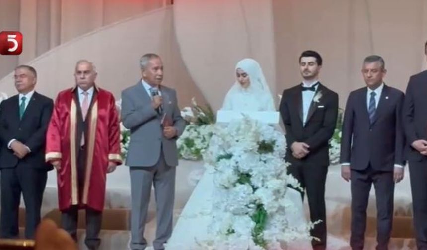 Bülent Arınç’tan Davutoğlu’na desteğe Özgür Özel’den alkışlı destek