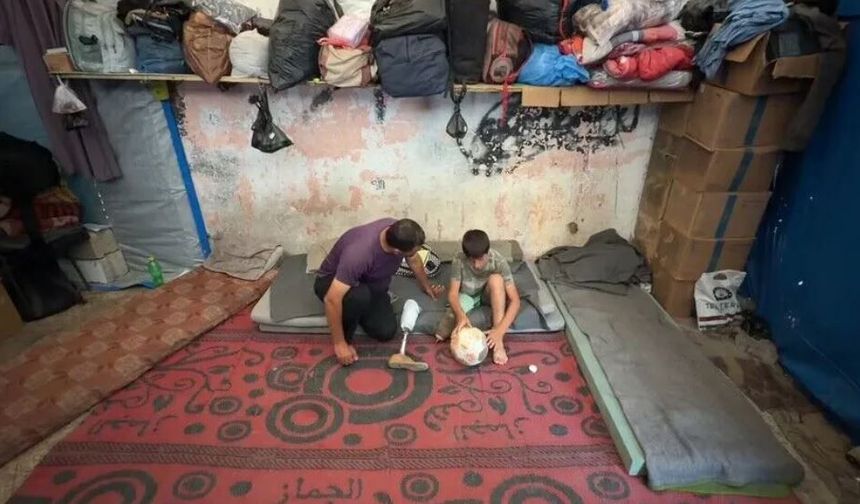 Bacağını siyonist İsrail saldırısında kaybeden 13 yaşındaki Gazzeli Salih, futboldan kopmak istemiyor