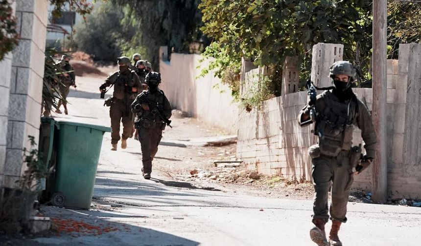 Katil İsrail, Suriye'nin güneyindeki bir köye baskın düzenledi