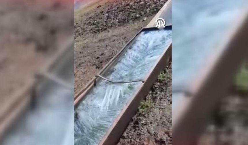Kars'ta soğuk hava nedeniyle su savakları dondu