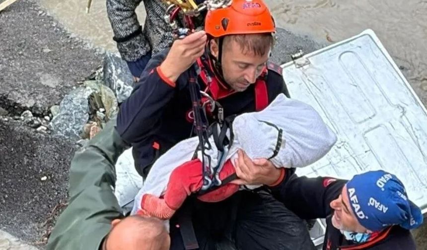 Sakarya'da dere taşkınında bebeği halat düzeneğiyle kurtaran AFAD personeli, o anları anlattı