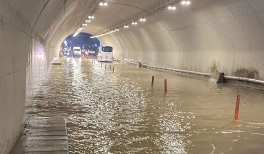 Pendik'te sağanak su baskınlarına neden oldu