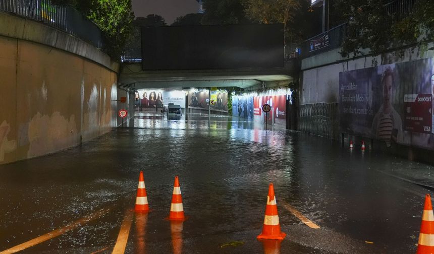 İstanbul'da kuvvetli sağanak hayatı olumsuz etkiledi