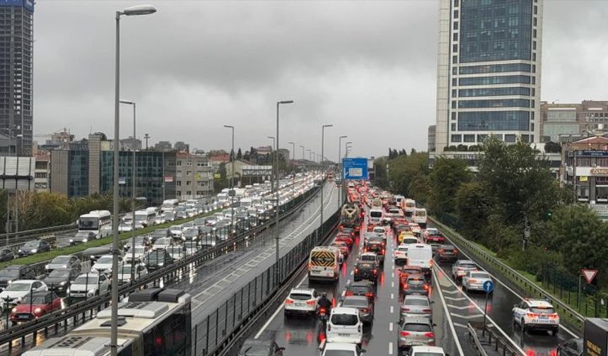 İstanbul'da sağanak: Yollar göle döndü, trafik durma noktasına geldi