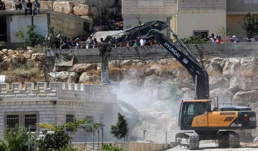 İşgalci İsrail ordusu Batı Şeria ve Kudüs'te Filistinlilere ait 3 evi yıktı