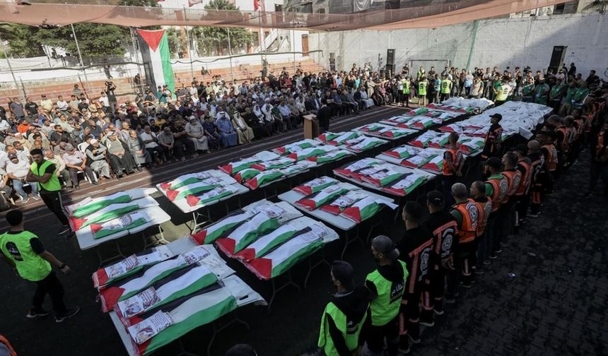 Gazze'de yaklaşık 3 yıl sonra enkazdan çıkarılan 75 Filistinlinin naaşı toprağa verildi