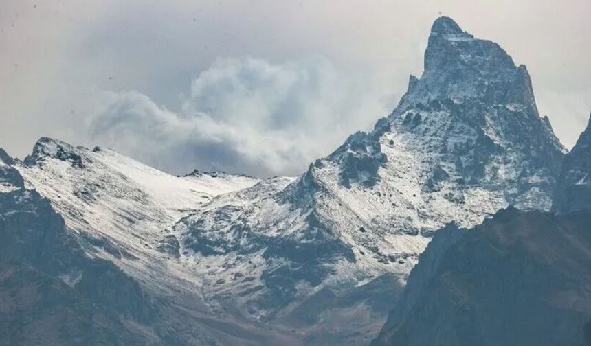 Hakkari, Kars ve Ardahan'da yüksek kesimler beyaza büründü