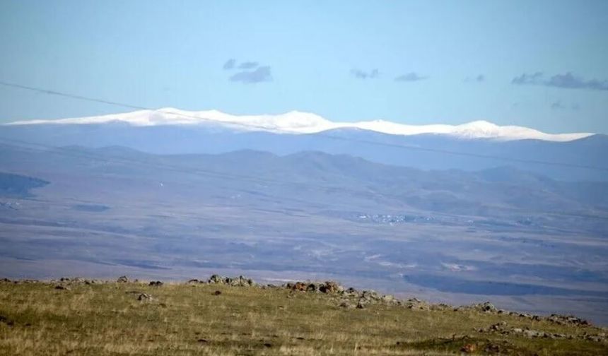 Kars'ın yüksek kesimlerine kar yağdı