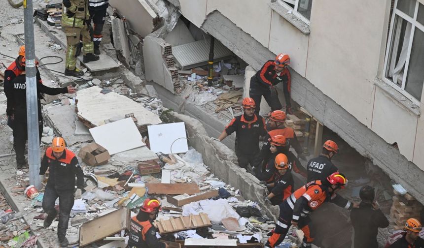 Maltepe'de kısmen çöken binada enkaz altındaki 3 kişiye ulaşmak için kontrollü yıkım başlatıldı