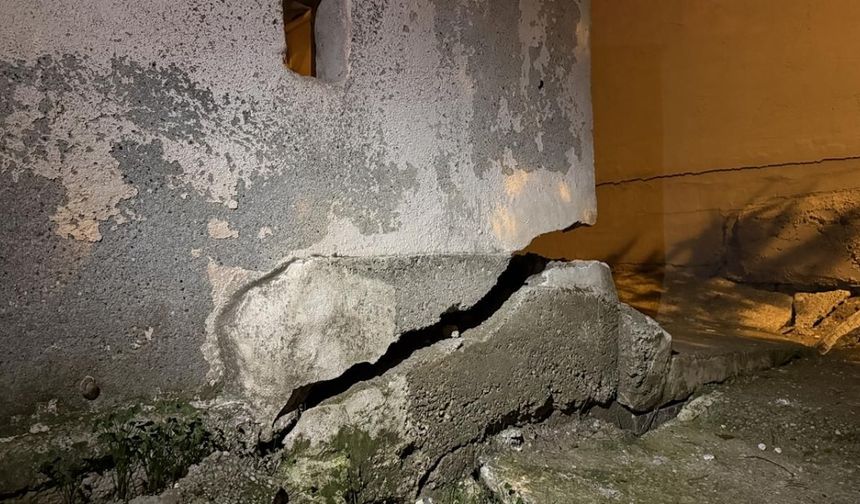 Mersin'de çatlaklar oluşan bina tahliye edildi