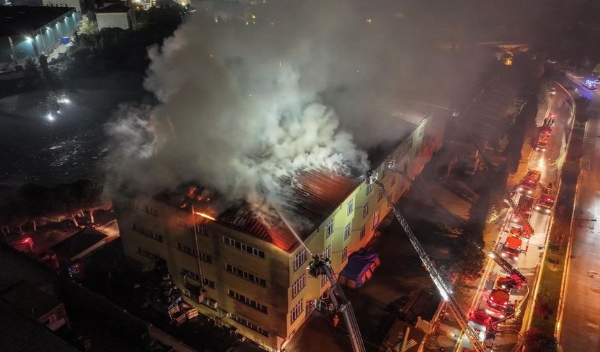 Tuzla'da ayakkabı fabrikasında çıkan yangına müdahale ediliyor