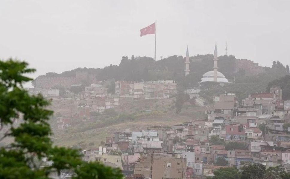 Çöl tozu etkisi sürüyor: İstanbul ve İzmir’de bugün de göz gözü görmüyor (Üsküdar’da hassas değerlere ulaşıldı)