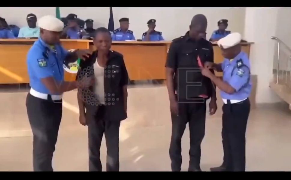 Türkiye'de olsa ne olurdu? Rüşvet alan Nijeryalı polisler törenle görevden alındı