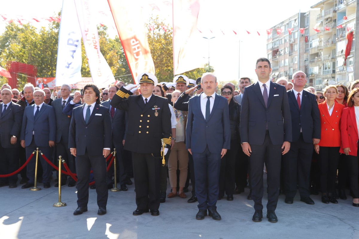 Kartal’da_Cumhuriyet_Bayramı_Dolayısıyla_Çelenk_Töreni_Gerçekleştirildi (1)