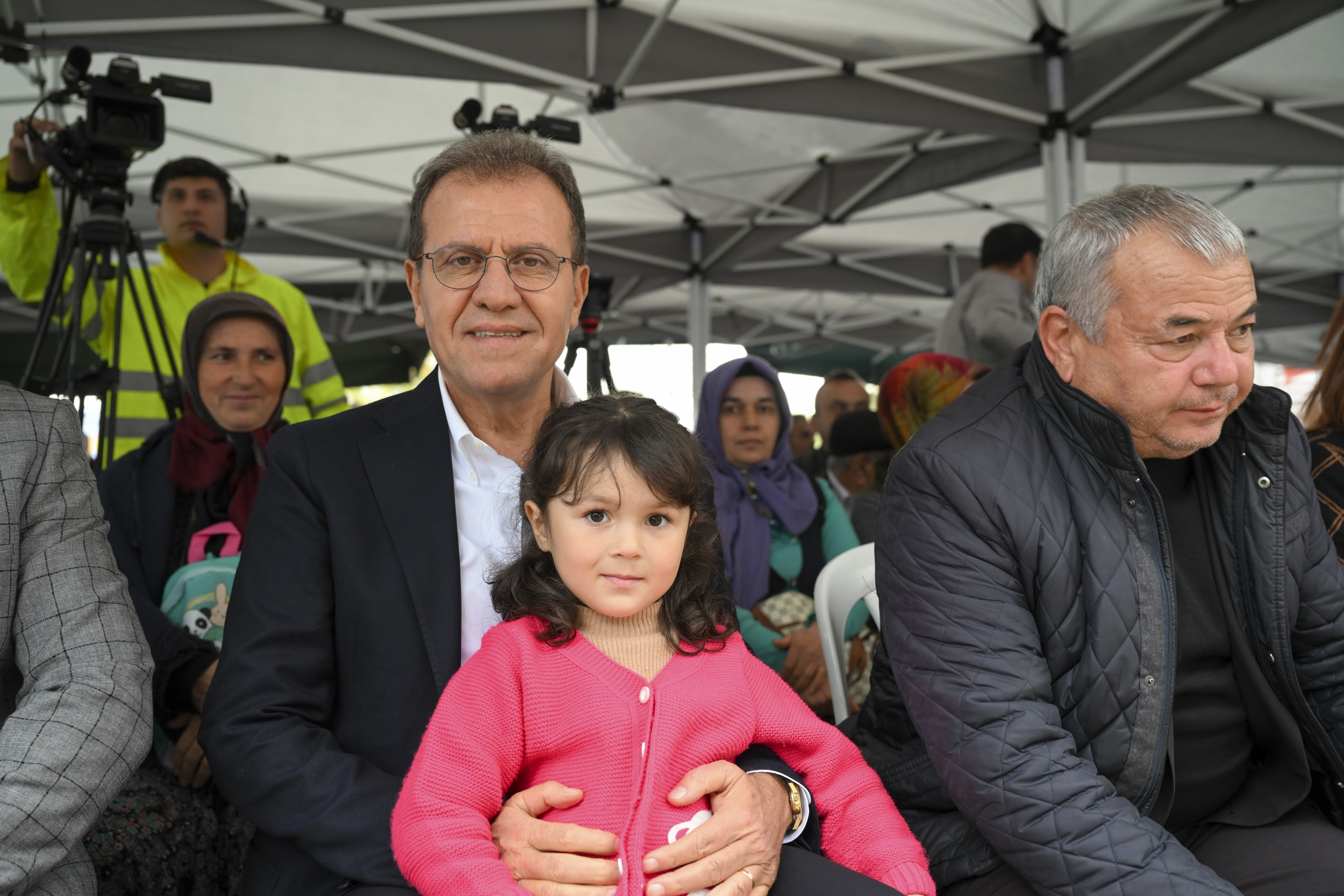 BAŞKAN SEÇER, ERDEMLİ’DE BAL SAĞIM ÇADIRI VE CEVİZ FİDANI DAĞITIMI GERÇEKLEŞTİRDİ (8)