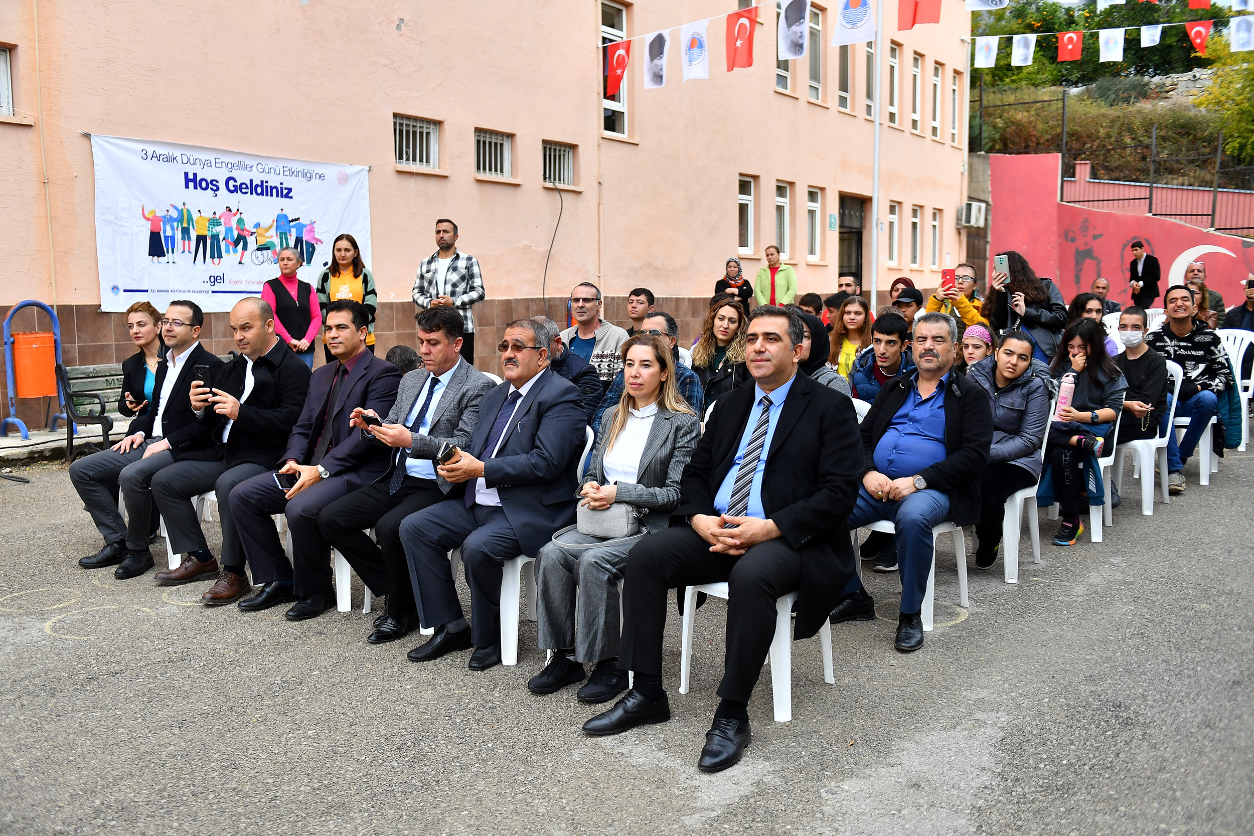 ÖZEL BİREYLER DOYASIYA EĞLENMENİN TADINI ÇIKARDI (1)