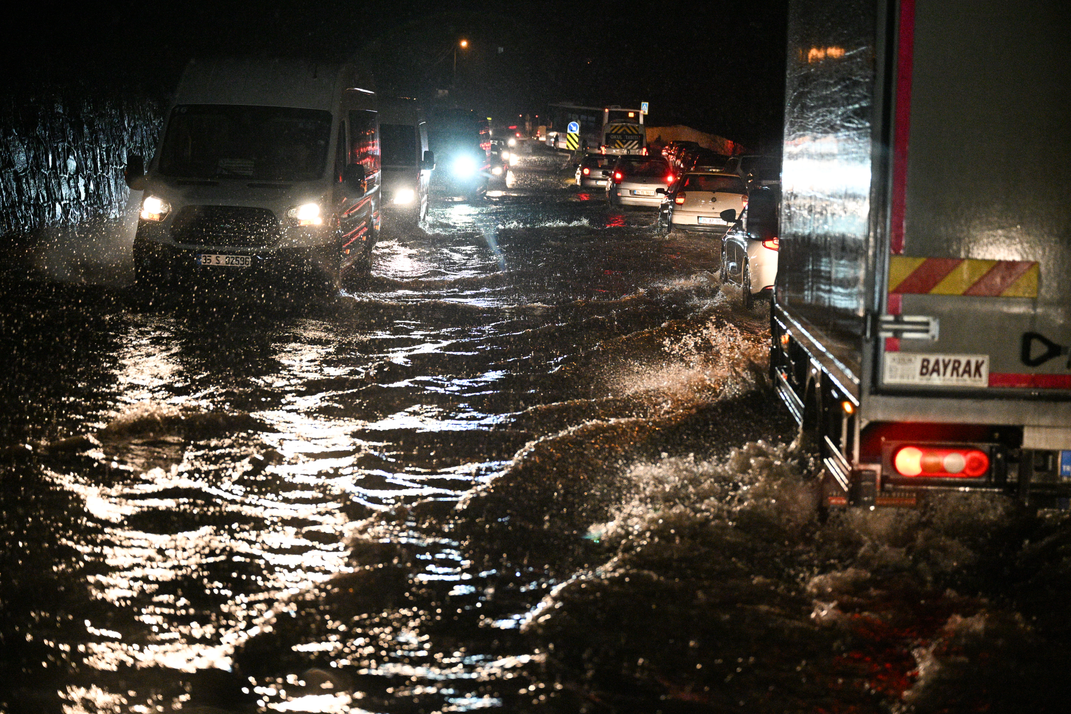 AA-20230127-30099005-30099001-IZMIRDE_SAGANAK_ETKILI_OLUYOR