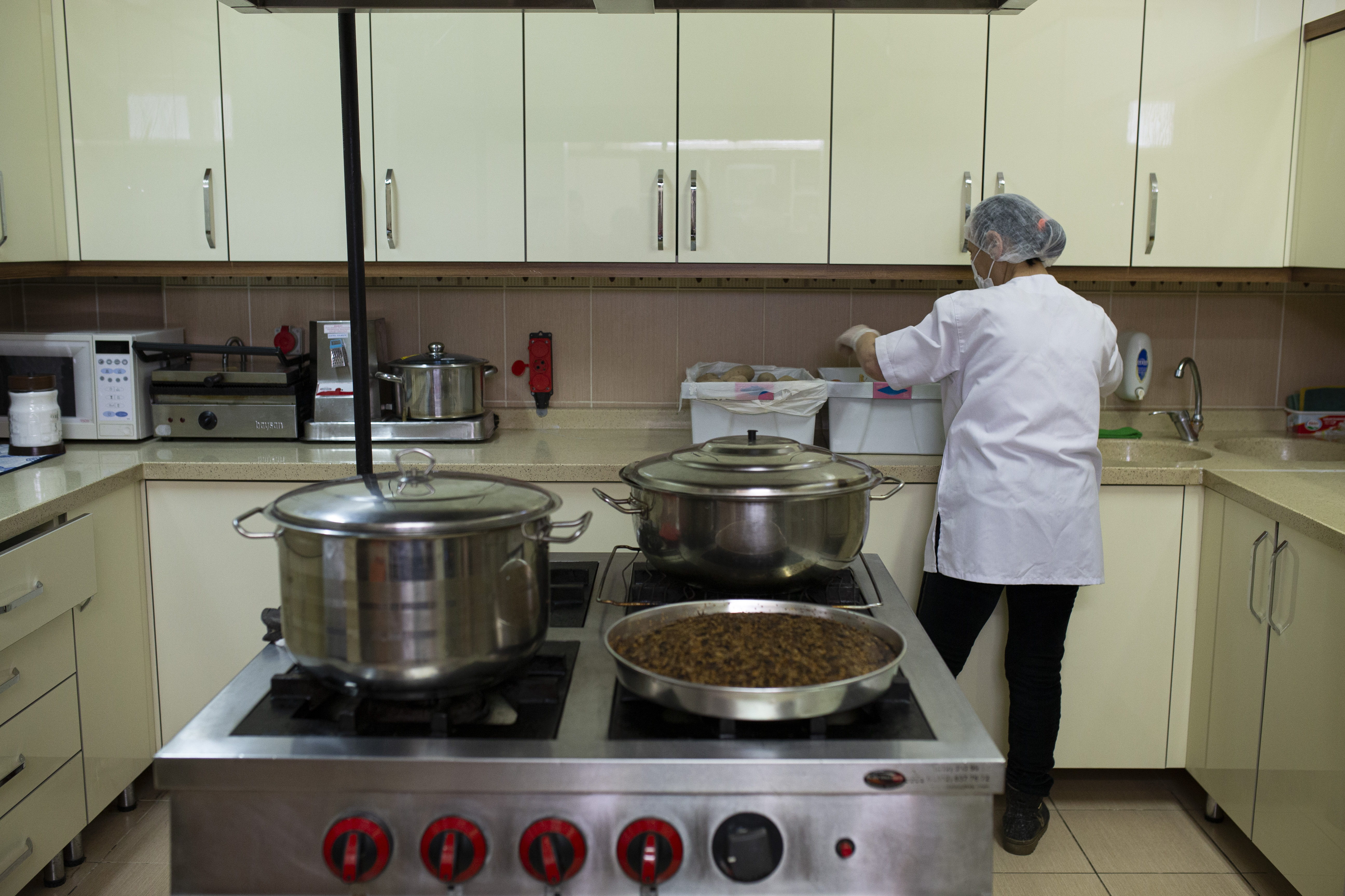 AA-20230205-30177631-30177628-EGITIM_KURUMLARINDA_YARIN_BASLAYACAK_UCRETSIZ_YEMEK_UYGULAMASINDA_SON_HAZIRLIKLAR_YAPILIYOR