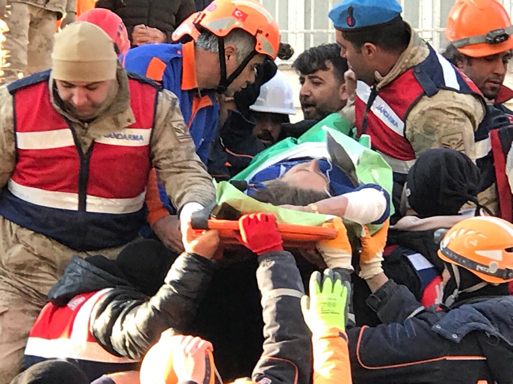 AA-20230210-30243486-30243479-DIYARBAKIRDA_DEPREMDE_YIKILAN_BINANIN_ENKAZINDAN_101_SAAT_SONRA_ANNE_VE_OGLU_KURTARILDI