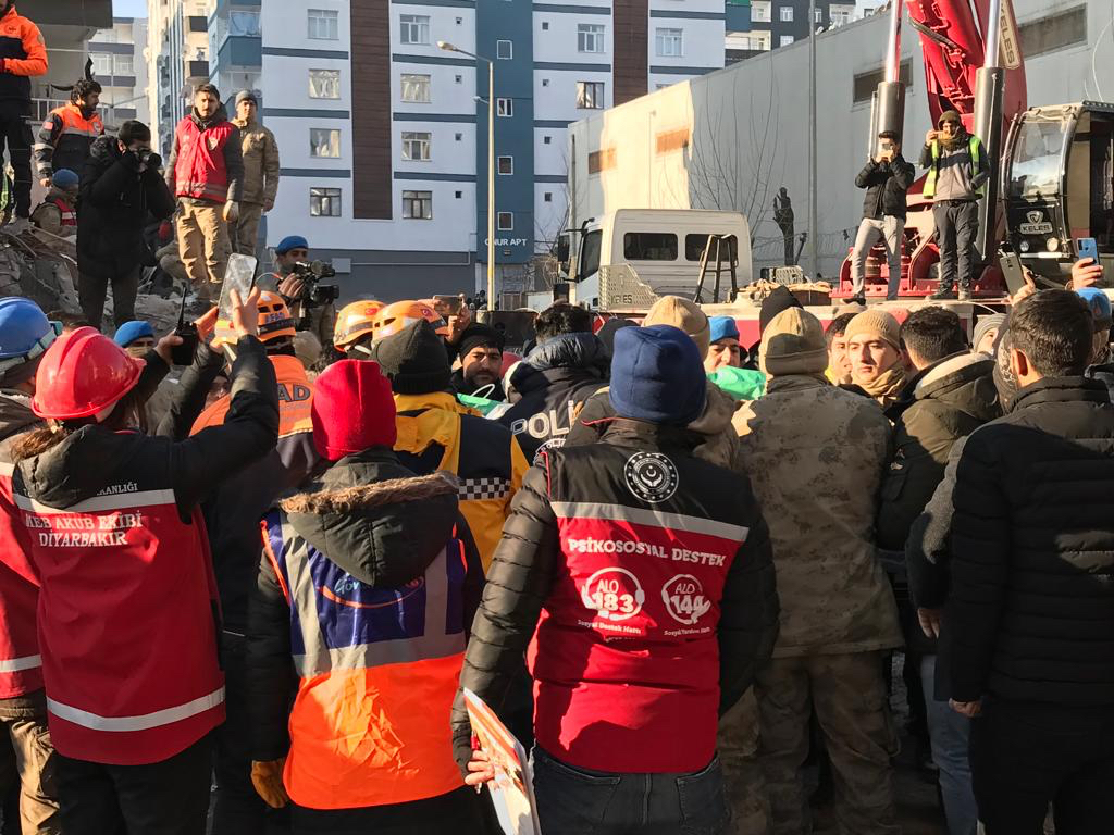 AA-20230210-30243497-30243496-DIYARBAKIRDA_DEPREMDE_YIKILAN_BINANIN_ENKAZINDAN_101_SAAT_SONRA_ANNE_VE_OGLU_KURTARILDI