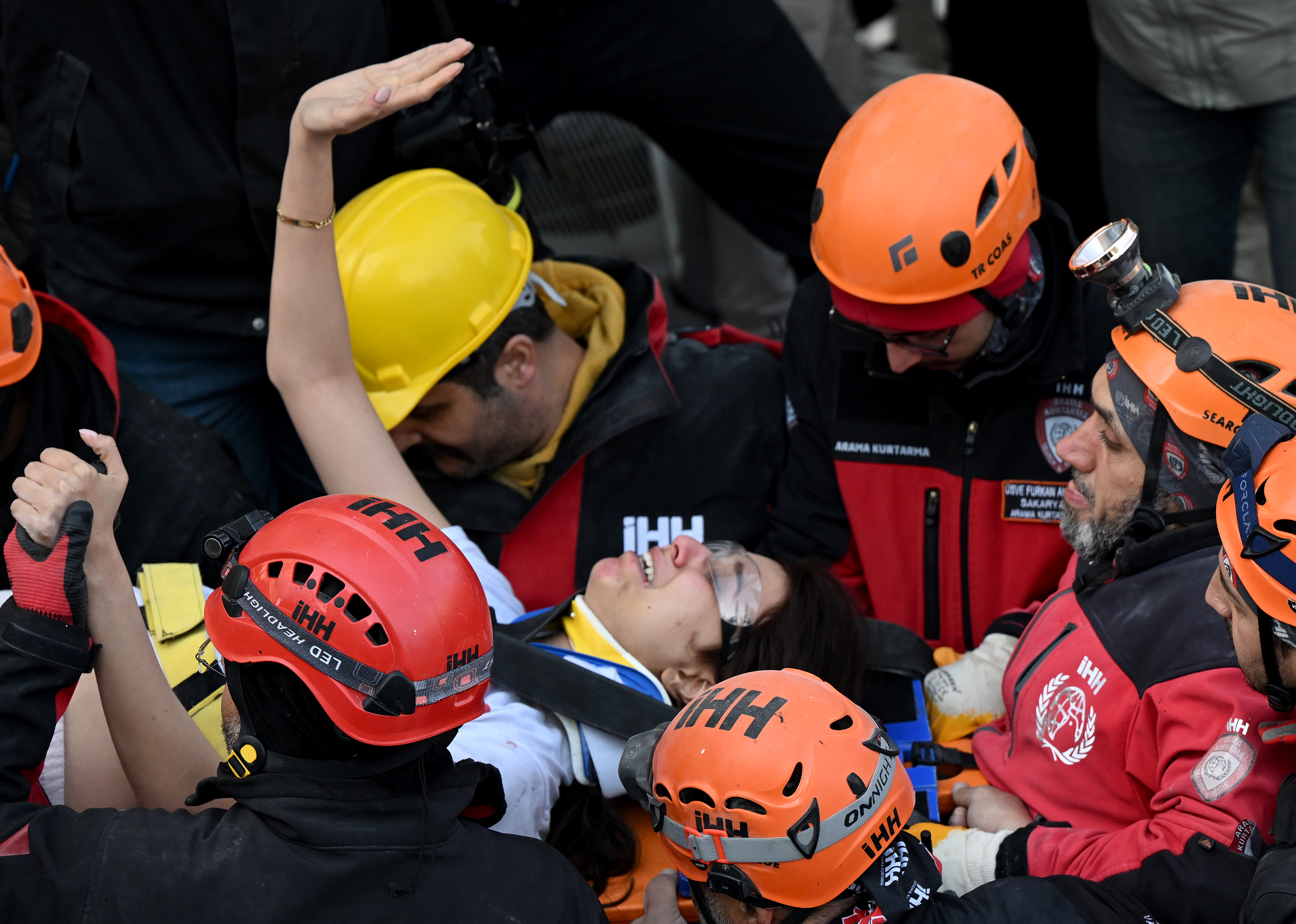 AA-20230210-30245943-30245927-ISKENDERUNDAKI_ARZU_APARTMANININ_ENKAZINDAN_6_KISILIK_AILE_KURTARILDI