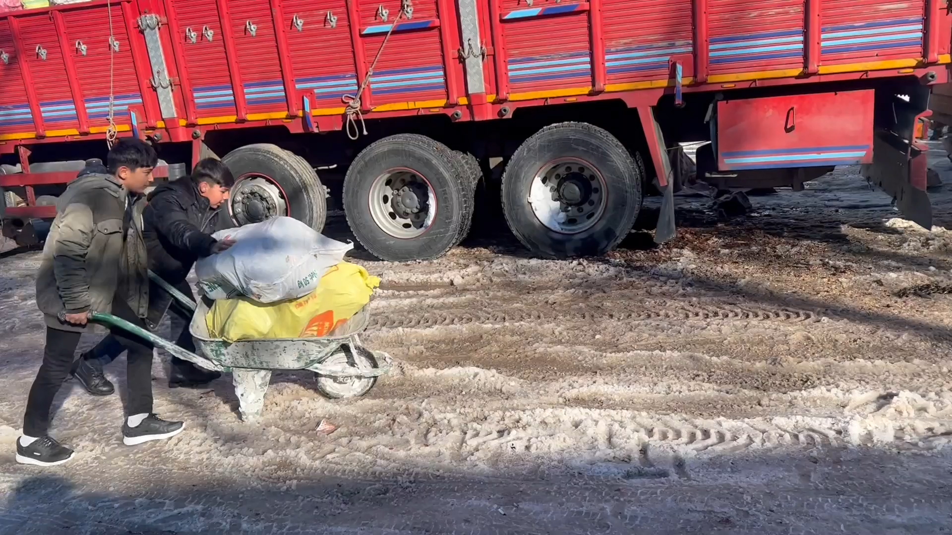 AA-20230210-30248644-30248642-SIVASTA_IKI_COCUGUN_DEPREMZEDELERE_ODUN_BAGISI_YUREKLERI_ISITTI