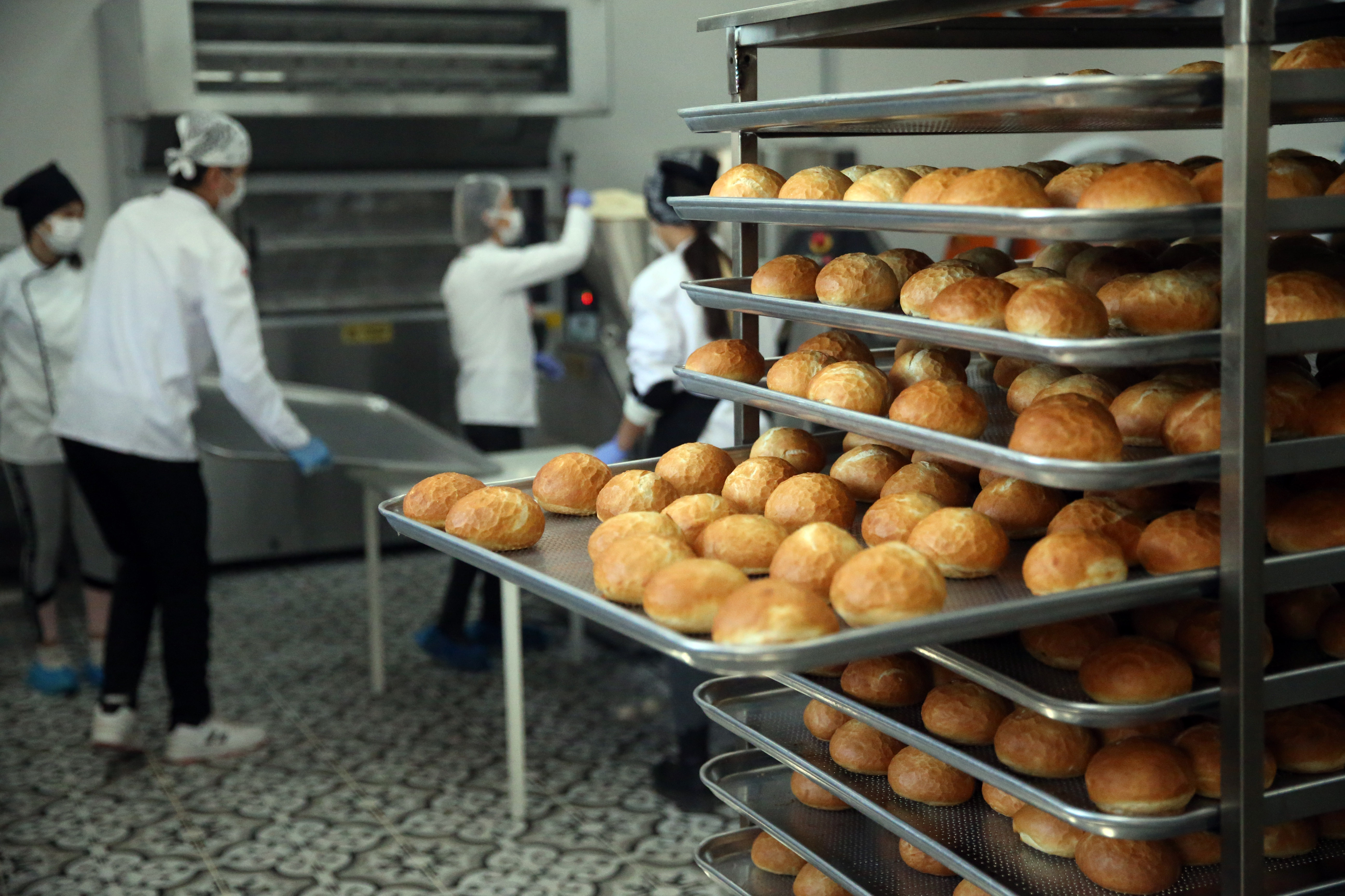 AA-20230210-30249246-30249242-AYDINDA_OGRETMEN_VE_OGRENCILER_DEPREMZEDELER_ICIN_EKMEK_URETIYOR