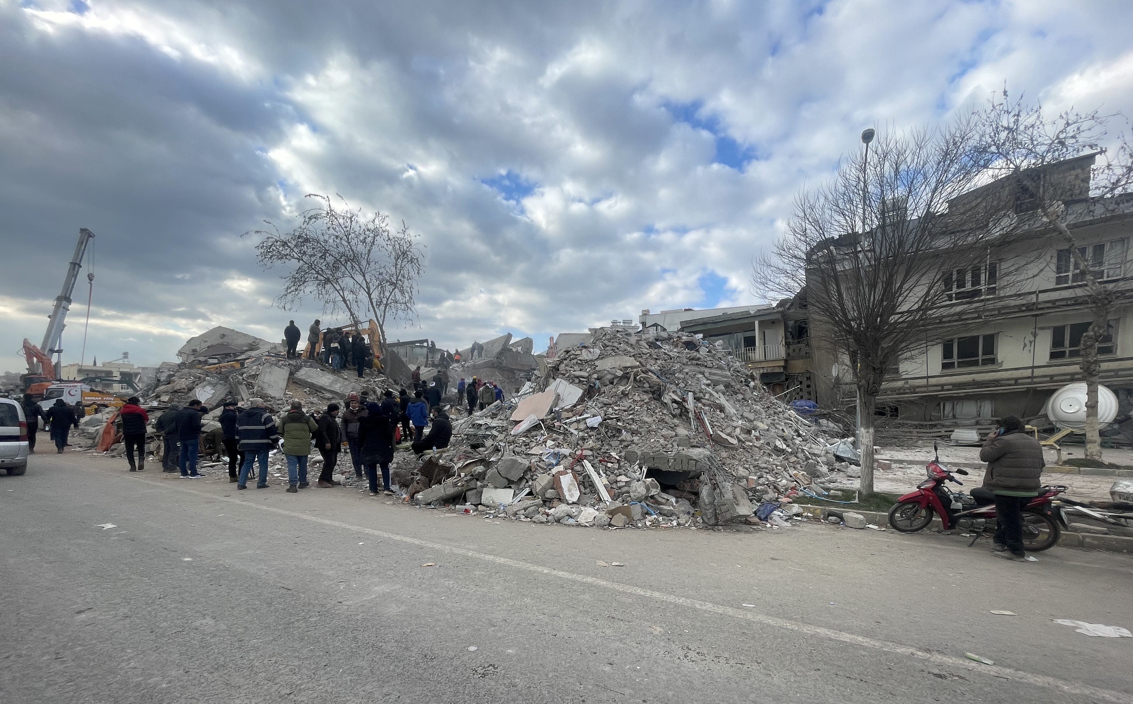 AA-20230210-30249629-30249627-ADIYAMANDA_DEPREMDE_ENKAZ_ALTINDA_KALANLARI_KURTARMA_CALISMALARI_DEVAM_EDIYOR