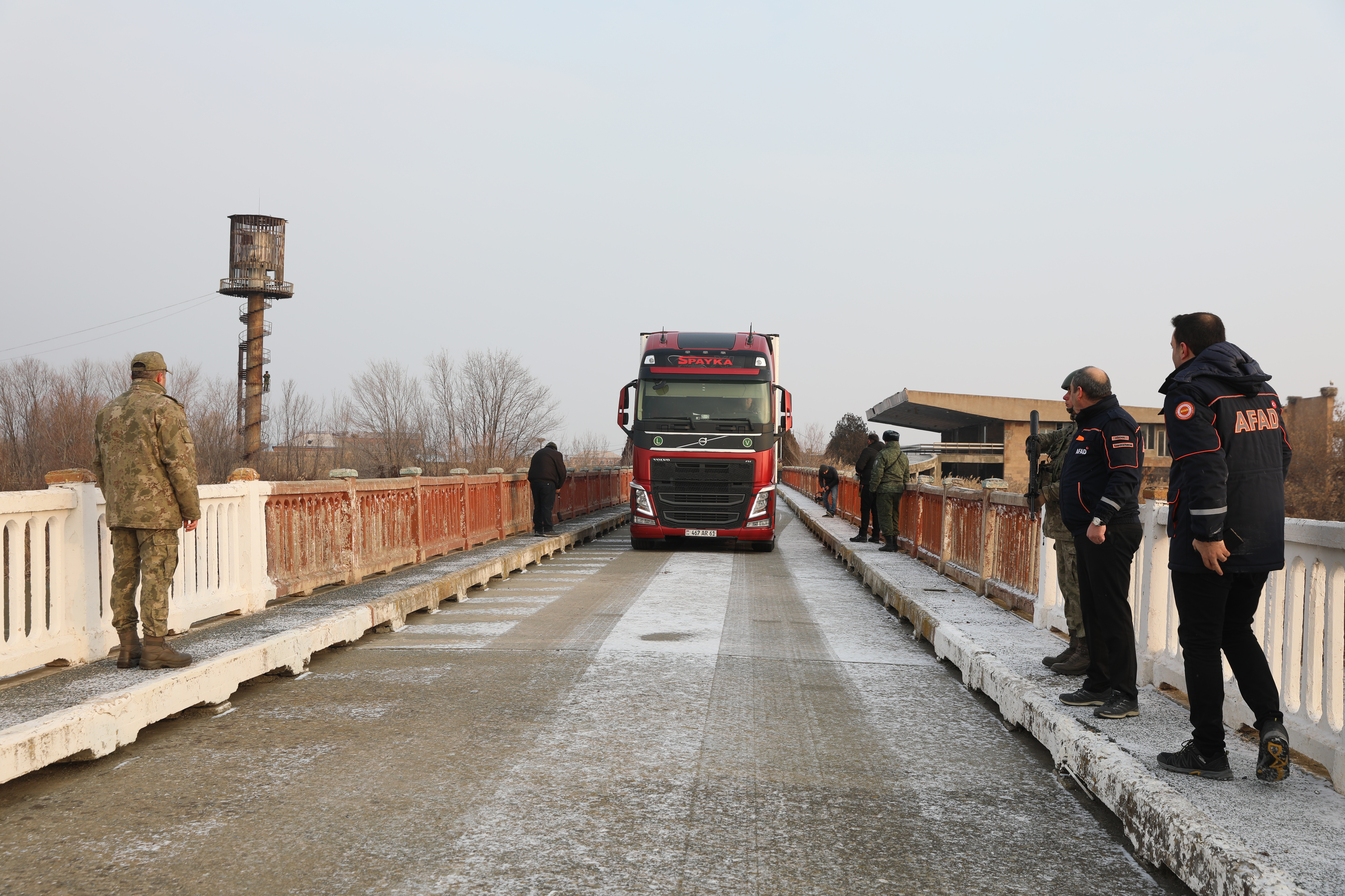 AA-20230211-30258237-30258231-ERMENISTAN_SINIR_KAPISI_35_YIL_SONRA_DEPREM_BOLGESINE_YARDIM_ICIN_ACILDI